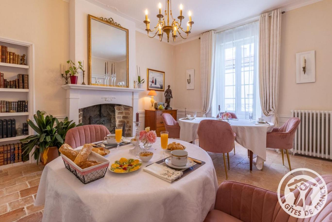 فندق Le Griffon 1855 Saint-Laurent-Des-Autels المظهر الخارجي الصورة