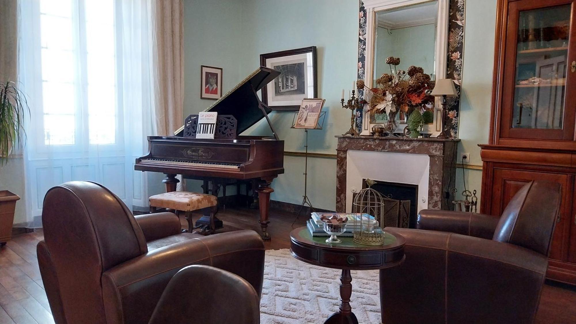 فندق Le Griffon 1855 Saint-Laurent-Des-Autels المظهر الخارجي الصورة