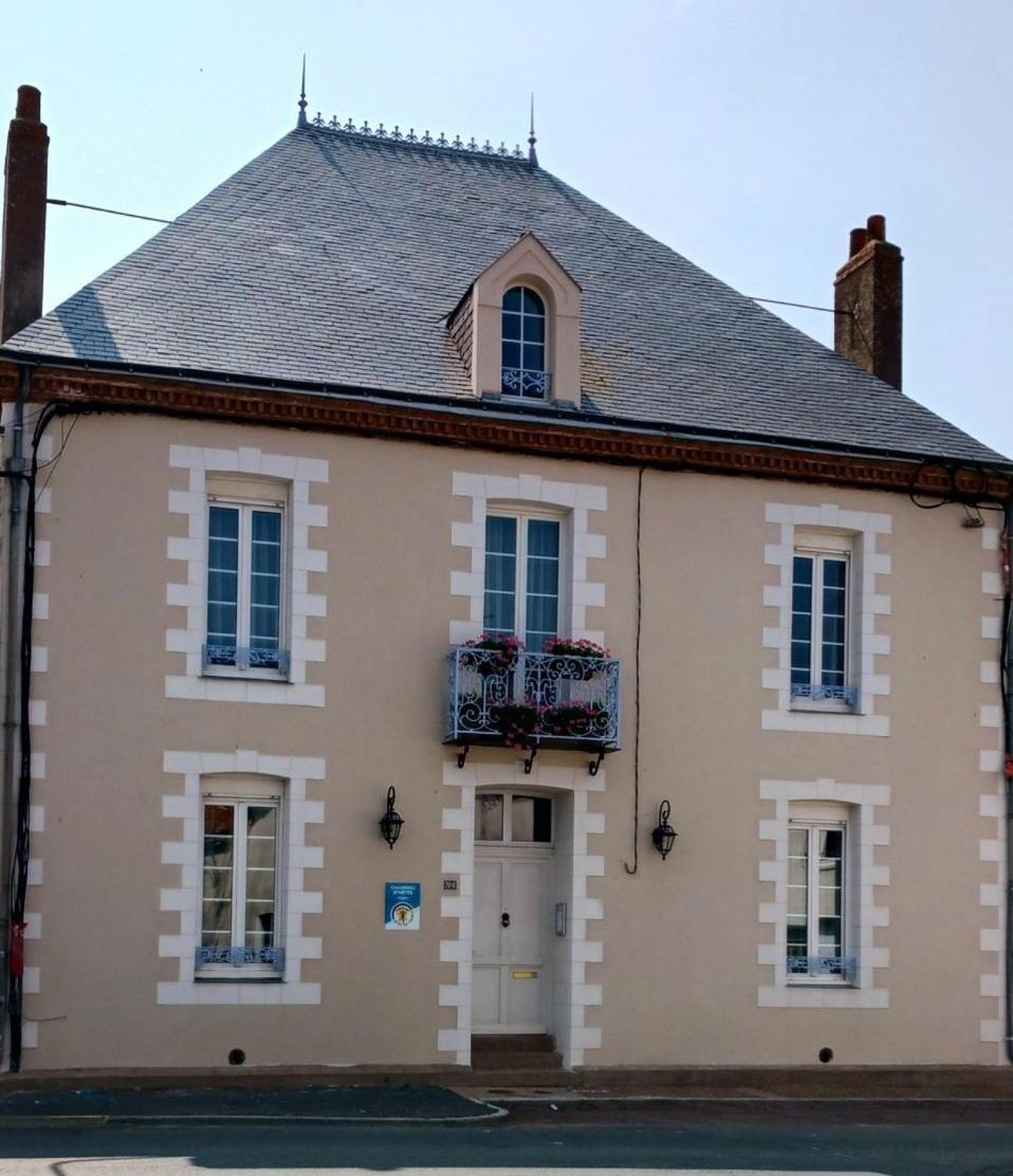 فندق Le Griffon 1855 Saint-Laurent-Des-Autels المظهر الخارجي الصورة