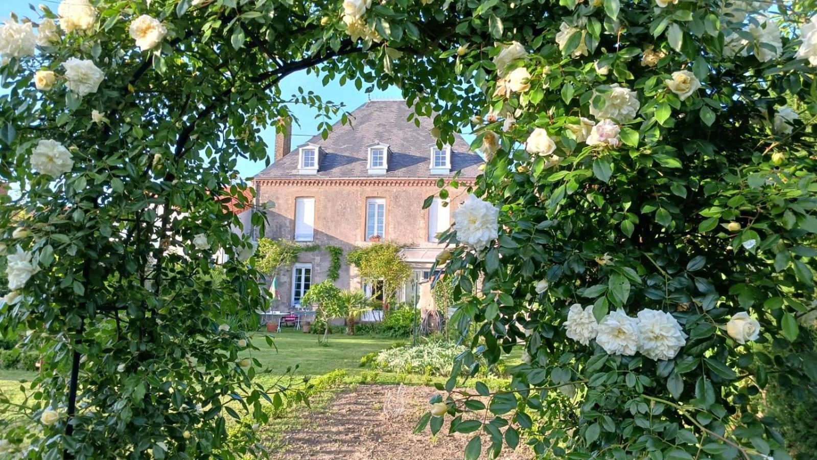 فندق Le Griffon 1855 Saint-Laurent-Des-Autels المظهر الخارجي الصورة